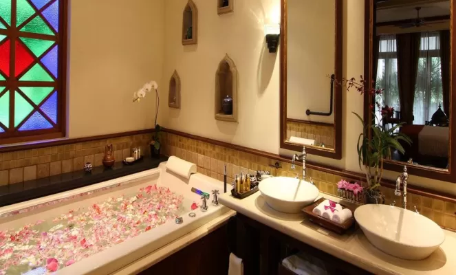 Bathroom facilities at the AriyasomVilla Hotel