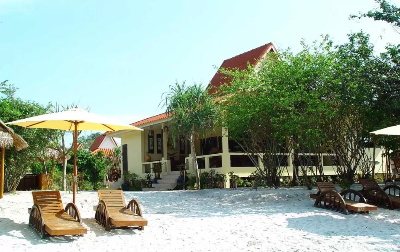 Relaxe on the warm beach of the Buffalo Bay Vacation Club