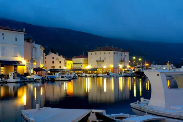 Cres by night