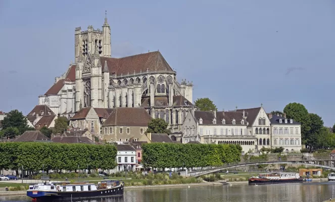 L' Art de Vivre cruising past Auxerre