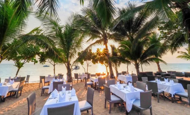 La Flora Resort & Spa, Outdoor dining on beach