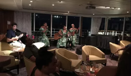 Pre-dinner performance from Les Gauguines