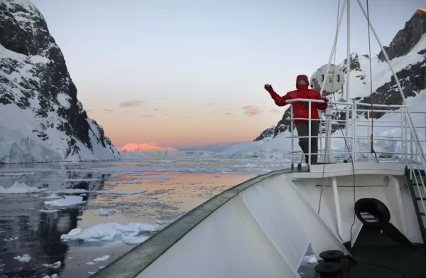 Enjoying the midnight sun in the Lemaire channel
