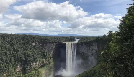 A first glimpse of the falls!