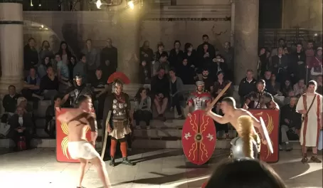 Two Roman soldiers battle in the streets