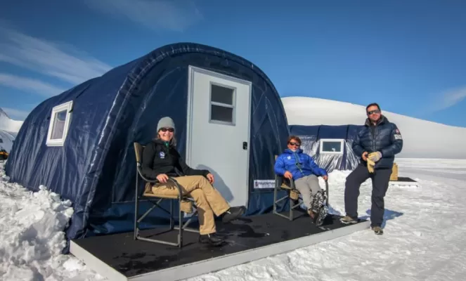 Relaxing outside at Three Glaciers Retreat. Courtesy Russ Hepburn, Antarctic Logistics & Expeditions