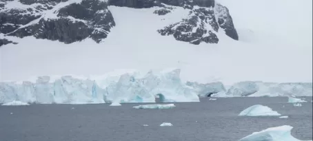 Glaciers and icebergs collide!
