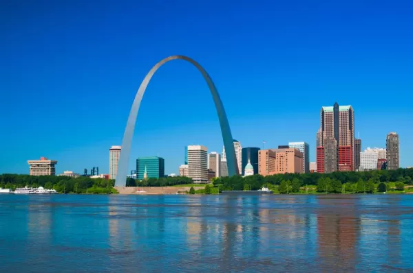 St. Louis, Missouri skyline and the famous Gateway Arch