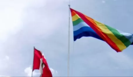 The flag of Cusco is a rainbow.