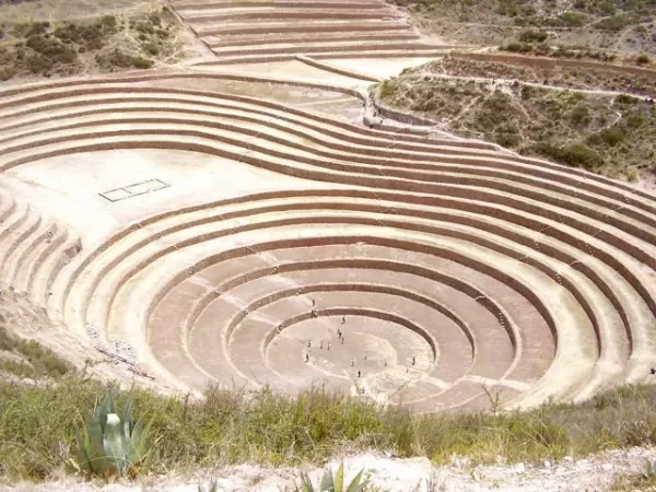 The Moray archeological site, we hear music and watch.
