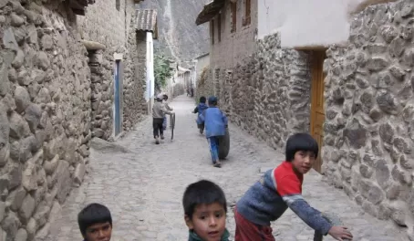 Ollantaytambo children at play