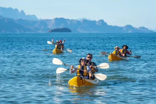 Guest kayaking in Agua Verde