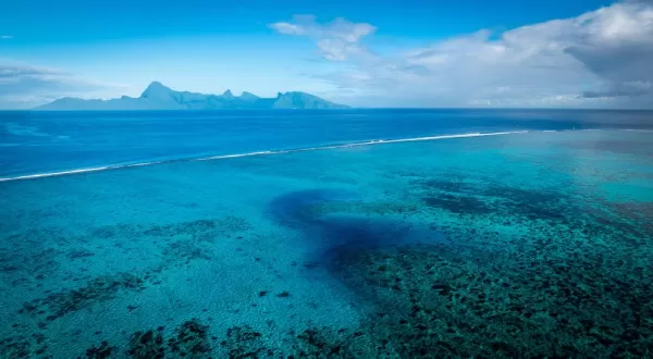Torquoise water of Tahiti