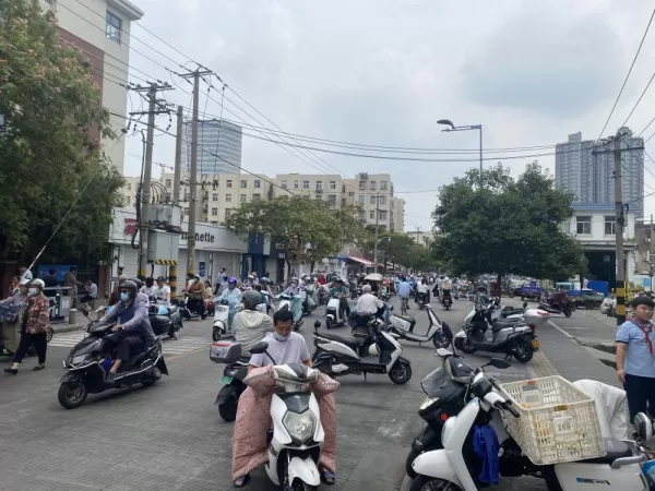 Chaotic traffic on a side street of Lianyungang