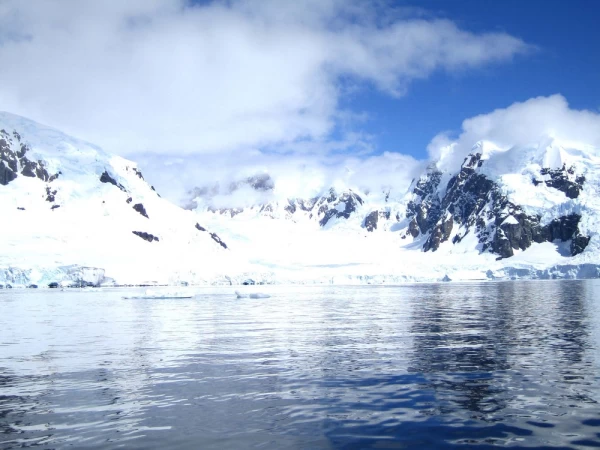 Mountains photographed during Antarctic cruise