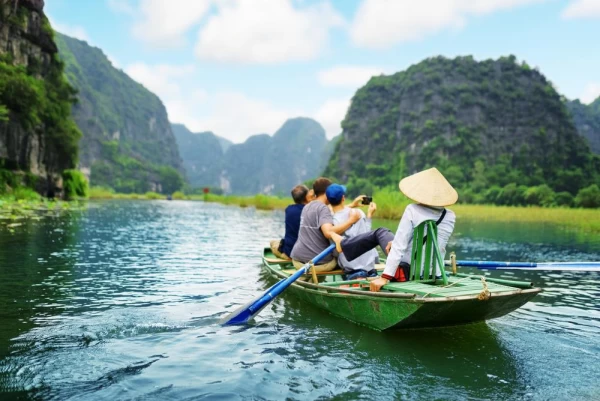 Boat tour in Ha Long Bay