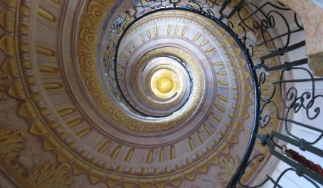 Spiral staircase going up to the library