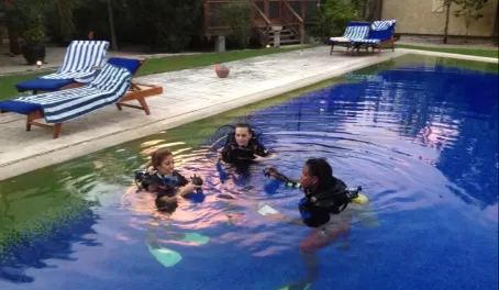 Diving lessons in the pool