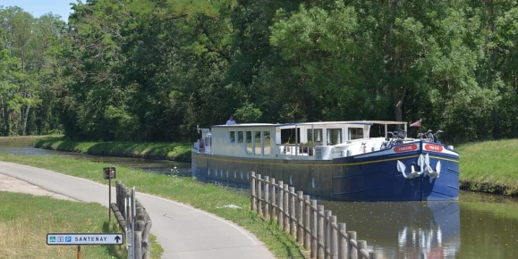 Finesse Hotel Barge