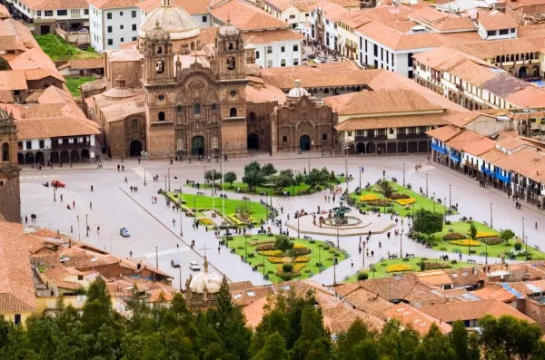 Aerial view of a plaza in Lima.