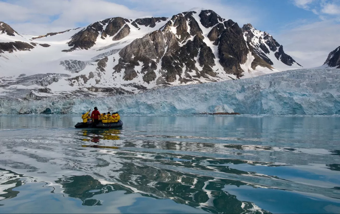 Cruise through glaciers on a zodiac expedition