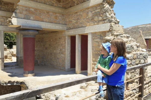 Explore the ruins of Knossos Palace, Crete