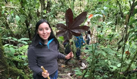 Alejandra guiding in the Colombian forest